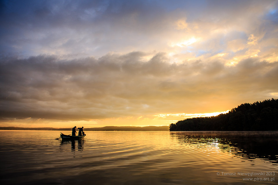 Rybacy ze Szwaderek na jeziorze Plusznym