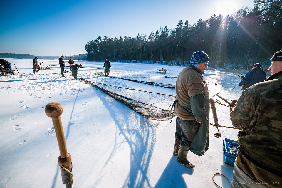 Rybacy jeziorowi zimą, połów podlodowy sieciami